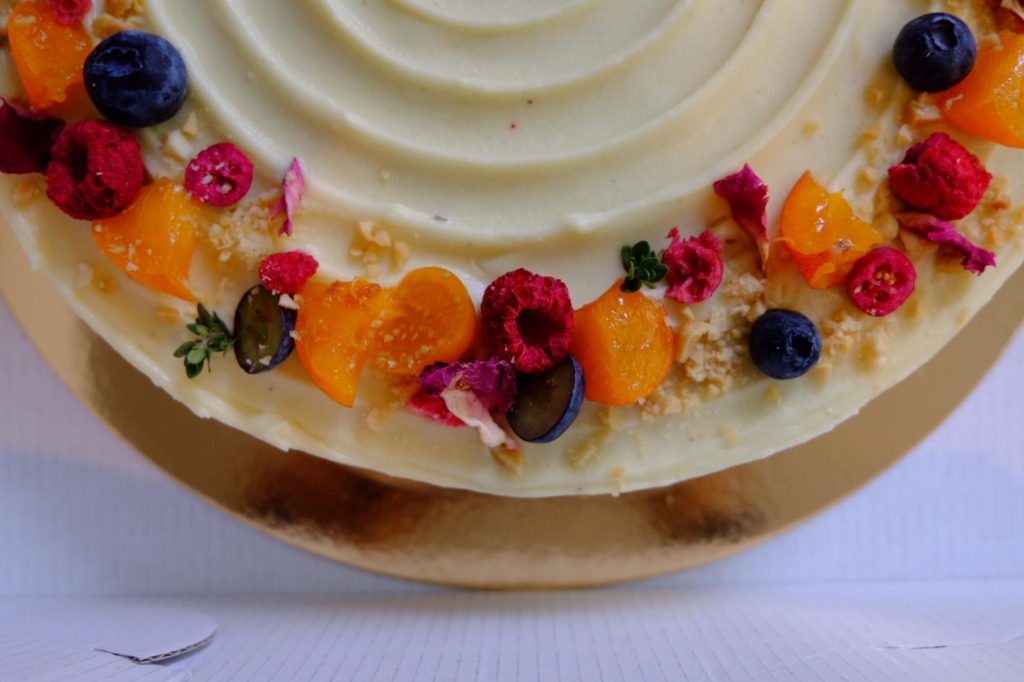 Beetroot cake with vanilla