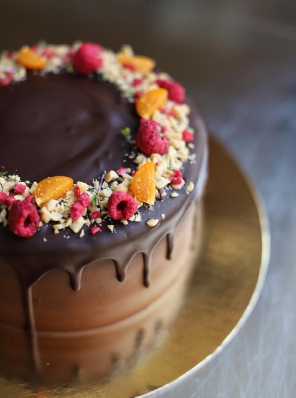 Chocolate cake with raspberries